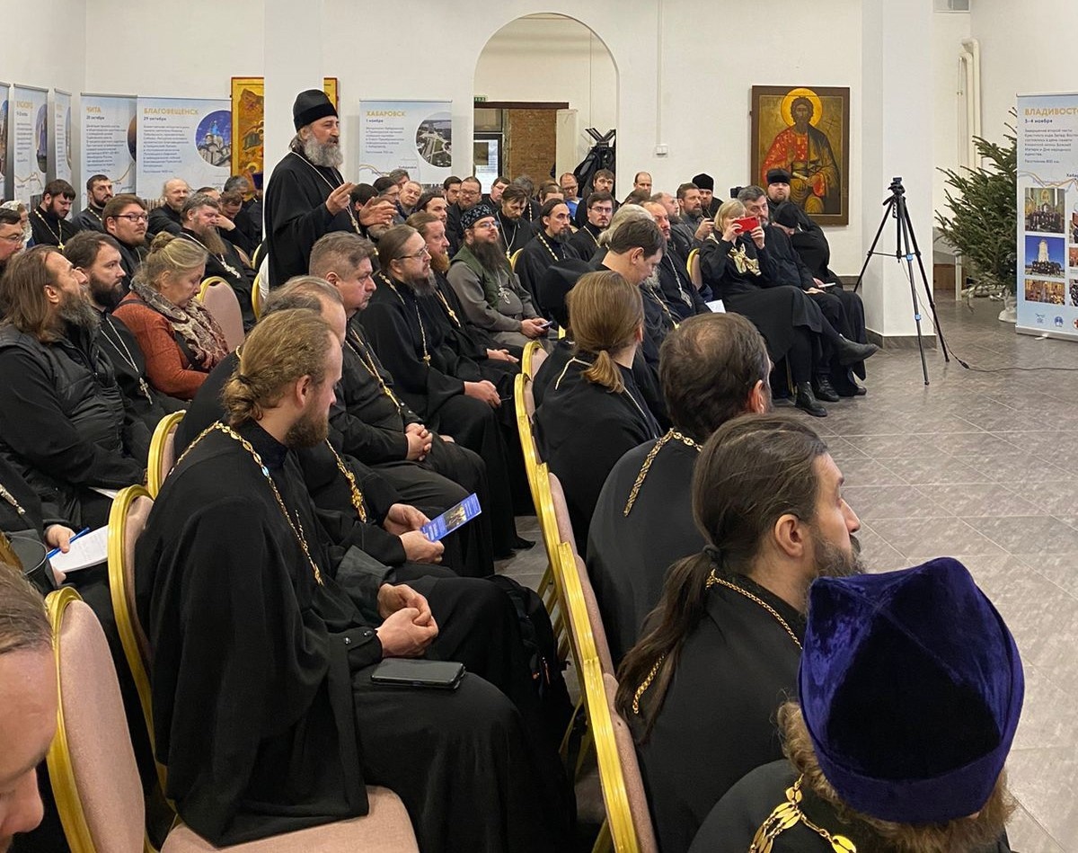 ветви направления религии католицизм. облачение иерея православной церкви. католический священник падре. форма христианского. католический священник падре.